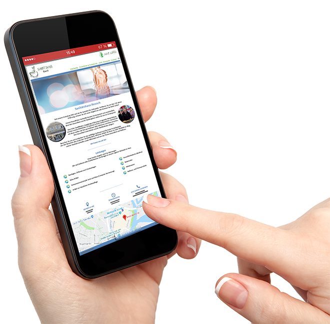 Hand hält ein Smartphone mit der Website des Sanitätshauses Neusch