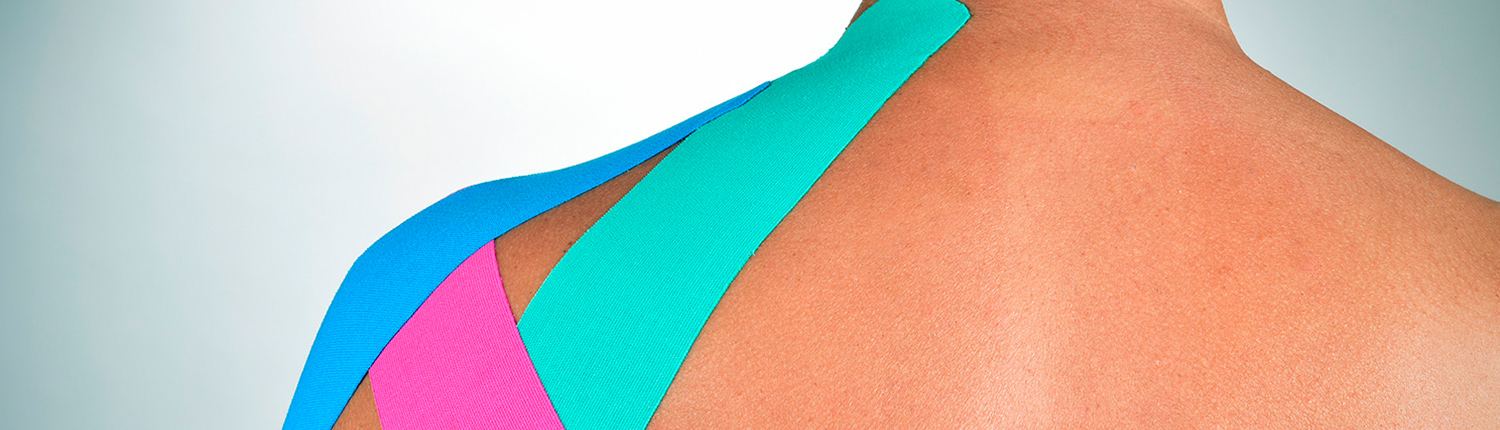 Rücken mit farbigem Kinesio-Tape