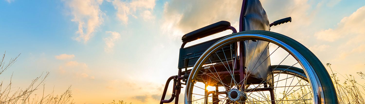 Rollstuhl im Sonnenuntergang