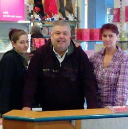 Das Team des Sanitätshauses Neusch am Verkaufstresen